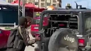 کشیدن گیس سرباز خانم اسرائیلی در طوفان الاقصی-مهر ۱۴۰۲