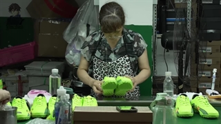 فرایند تولید کفش فوتبال در یکی از بزرگترین کارخانه های جهان