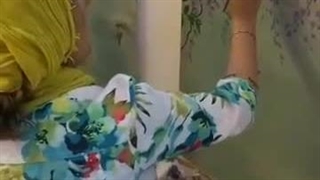 خانم پانته‌آ بهرام در حال نقاشی کشیدن