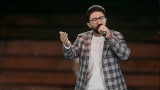 اجرای آهنگ "ساری گلین" از سینا جوانشیر در همایش ۲۶ سالگی تسهیل گستر