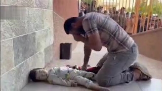 بی تابی پدر فلسطینی، وقتی پیکر کودک شهیدش را پیدا میکند...