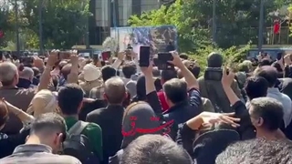 صحبت های مونا مهرجویی در مراسم تشییع پدر و مادرش