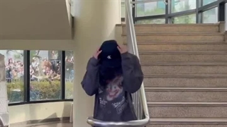 تیک تاک جونگ کوک با آهنگ 3D(جمعیت رو دید توی شیشه)