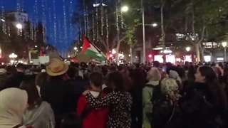 پخش سرود سلام فرمانده در تجمع حامیان فلسطین در شهر بارسلونا اسپانیا
