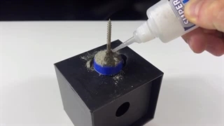 ویدئو-اگر-روی-سیمان-چسب-قطره-ای-بریزید-چه-اتفاقی-می-افتد