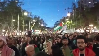 فیلم/ پخش سرود سلام فرمانده در قلب بارسلونا