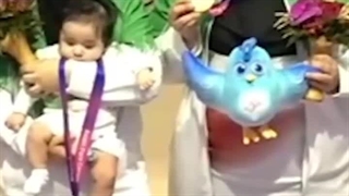 مدال طلای قهرمان پارا تیراندازی ساره جوانمردی بر گردن فرزند سه ماهه اش - چین