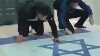ادای احترام دانشجویان ایرانی به پرچم اسرائیل؟!!!