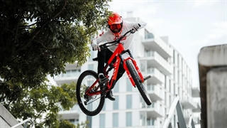 حرکات حیرت انگیز نمایشی با دوچرخه