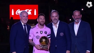 مراسم رونمایی مسی از توپ طلای هشتم خود