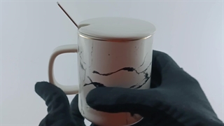 ماگ ماربل قاشق دار و درب دار - دو رنگ مشکی و سفید - 380 میلی لیتر