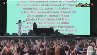 ❇️ ردویل، رپر، ترانه‌سرا و تهیه‌کننده موسیقی آمریکایی در این مراسم چفیه‌ای بر گردن انداخته، دی جی او پرچم فلسطین را برافراشته