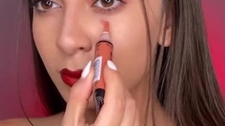 چگونه می‌توان پف زیر چشم را با استفاده از آرایش کم کرد؟