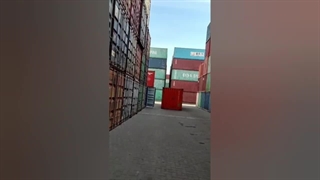 دپوی کانتینرها در اسکله بندر عباس