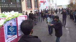 سلام نظامی پدر شهید مدافع امنیت امیرحسین ابراهیمی بر پیکر شهید در بیرجند