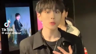 امروز کنسرت داشتن الا کره ای های توی کنسرت دارن اونارو نگا میکنن من اینجا دارم گلای دیوارو میشمارم:/