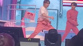 لینو استری کیدز رقص آهنگ dyonisus بی تی اس رو میره لینو هان جیسونگ مینسونگ