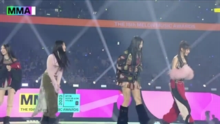 ویدیوی لحظه اهدای جایزه هنرمند سال به گروه نیوجینز