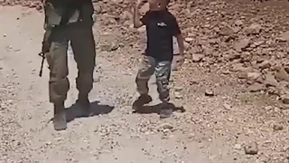 کودک فلسطینی به سرباز اشغالگر صهیونیست : اینجا خانه ماست ما شما را بیرون میکنیم - طوفان الاقصی