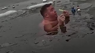 تیک تاکر سوئدی که در آب یخ شنا می کند