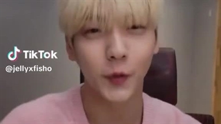 چی نگاه میکنی که انقدر سرت توی گوشیه؟من:(پارت۲)