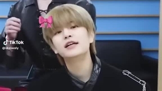 چی نگاه میکن:ی که انقدر سرت توی گوشیه؟من:(پارت۵)