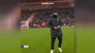 بوسه «یورگن کلوپ» سرمربی تیم لیورپول به حلقه ازدواجش