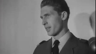 اعطای گواهینامه پرواز جت خلبانان نیرو هوایی ارتش شاهنشاهی پرواز تیم آکروجت تاج طلایی نادر جهانبانی فرودگاه قلعه مرغی شهریور ۱۳۳۷