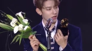 ژانگ هائو عنوانTHE VIAJE GLOBAL POPULARITY AWARD رو بدست اورد و اولین خارجی شد که این عنوان رو داره!!