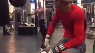 اونی که فکر میکنه مشت قوی داره