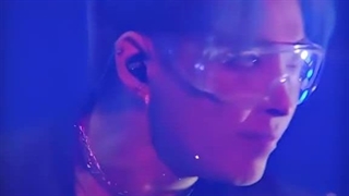 ولی هونگ‌جونگ با موهای آبی یه چیز دیگه‌است :)))