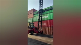 جابجایی کانتینرها در اسکله