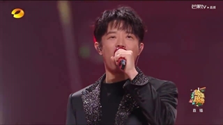 ژائولوسی (این سه نفر با انرژی بالا روی صحنه اجرا کردند)  با لهجه های سیچوان مانند "کوکو" رپ کردند.