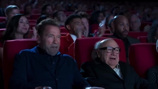 آرنولد شوارتزنگر و دنی دِویتو در آگهی تبلیغاتی استیت فارم