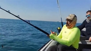 ماهیگیری جزیره لاوان، صید شاه ماهی غول در تور ماهیگیری گروه کولی