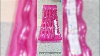 تشک بادی روی آب مواج صورتی