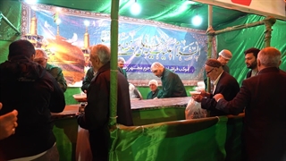 پذیرایی از زائران رضوی در موکب امام رضا (ع) در شب های ماه مبارک رمضان