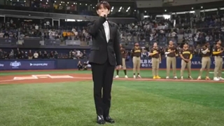 اجرای سرود ملی آمریکا و کره جنوبی توسط بکهیون در مراسم افتتاحیه تور جهانی لیگ بیسبال MLB 2024