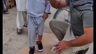 اهدای کفش خیران به مردم سیل زده دشتیاری