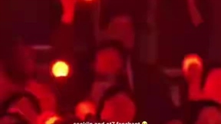 طوری که جین با آرمی‌ها فن‌چنت گروهیشون رو میخونه