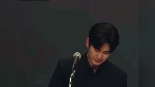 بخشی از کنفرانس خبری کیم سو هیون. ((ایــــن واقعا اوج نامردیه به کسی که از هیچ جا،به جایی رسیده،اینجوری پشت و نادیده گرفته بشه))