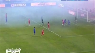 آتش‌بازی هواداران تراکتور را برای دقایقی متوقف کرد