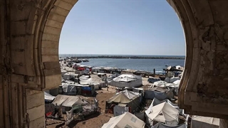 وضعیت اسف بار مردم غزه - ترک خانه و آوارگی در کنار سواحل در چادر بی پناه و فاقد امکانات اولیه